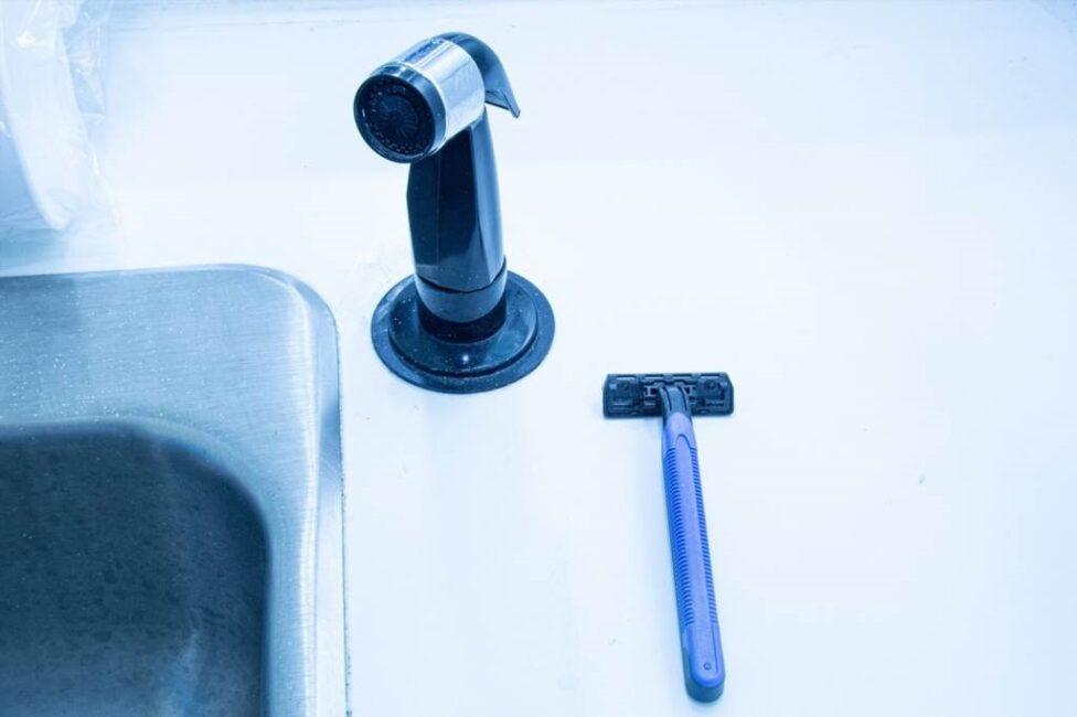 jak wyczyścić ostrza maszynki do golenia